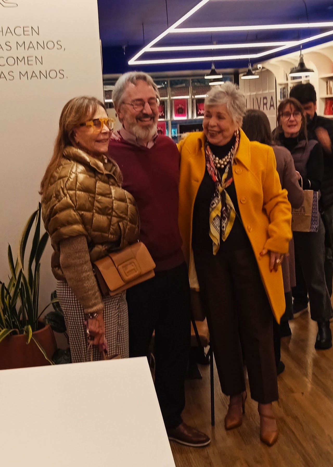 Autor posando com convidadas ao final do lançamento