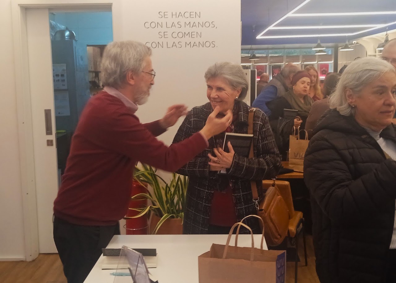 Autor cumprimentando convidada durante o evento