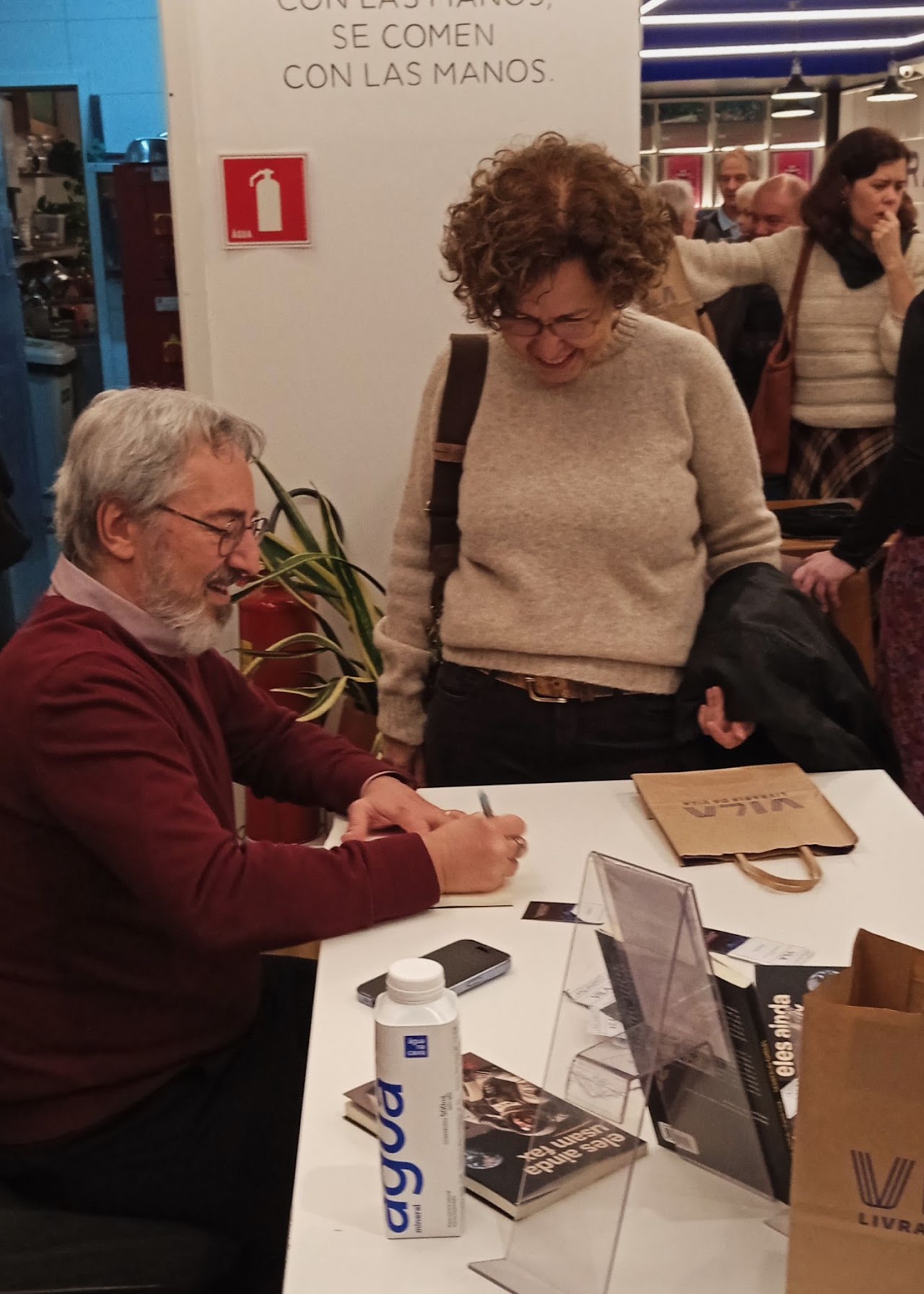 Autor dedicando exemplar do livro para leitora