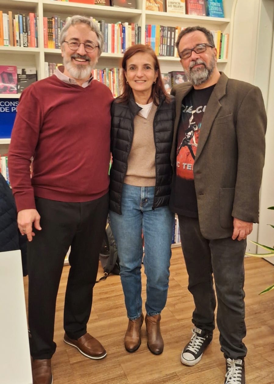 Autor com convidados em foto de grupo na livraria