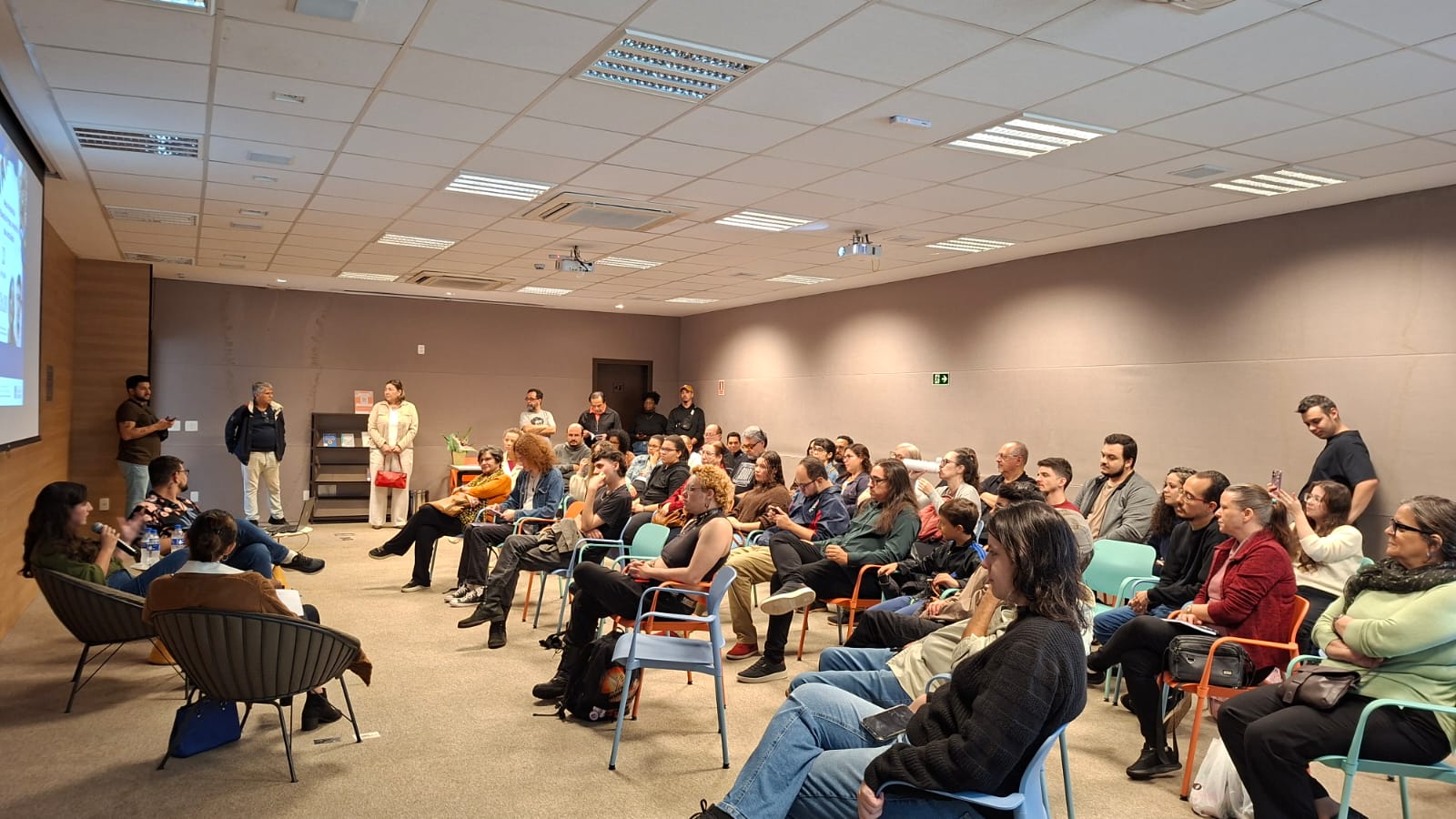 Público no lançamento dos livros Águas que marcam e Cemitério da Saudade
