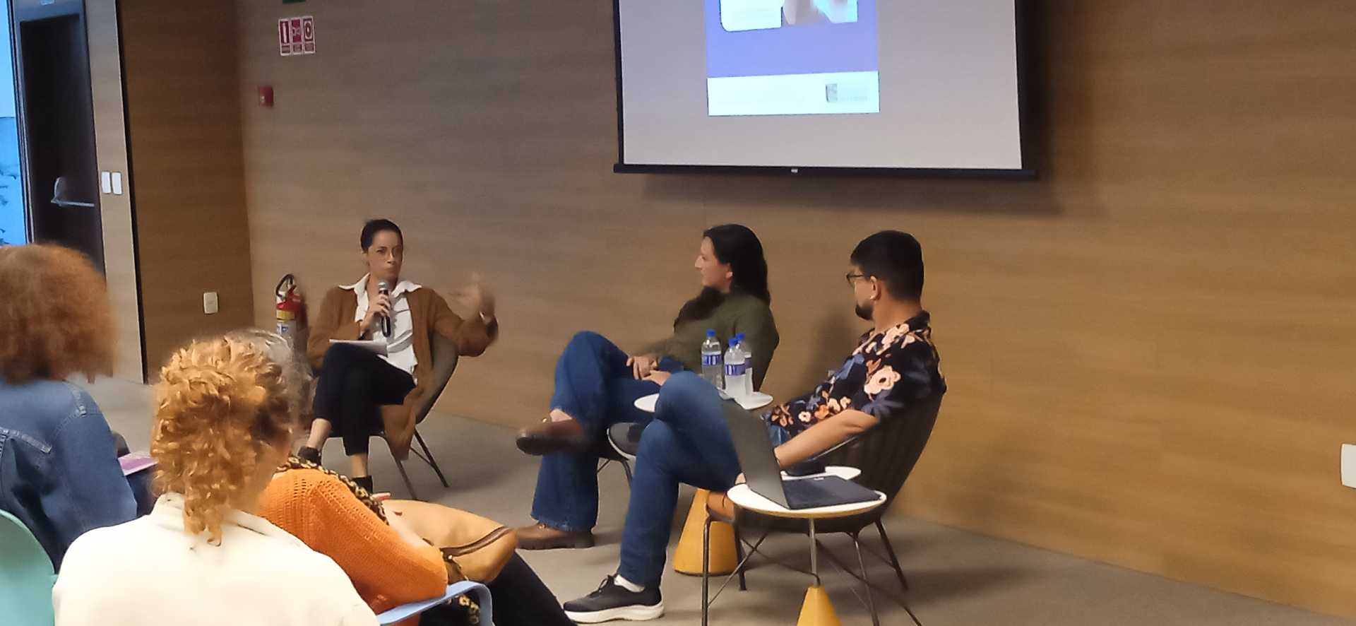 Mesa de conversa com a autora e os autores convidados