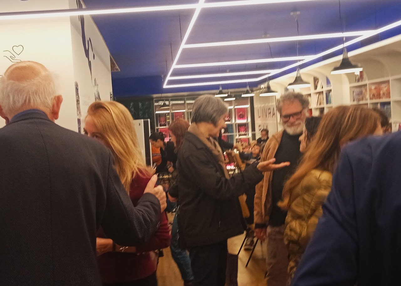 Convidados conversando durante o lançamento na Livraria da Vila